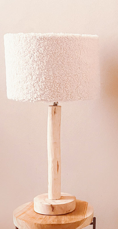 Unieke Teddy Lampenkap met Houten Voet – Warm, Speels en Stijlvol