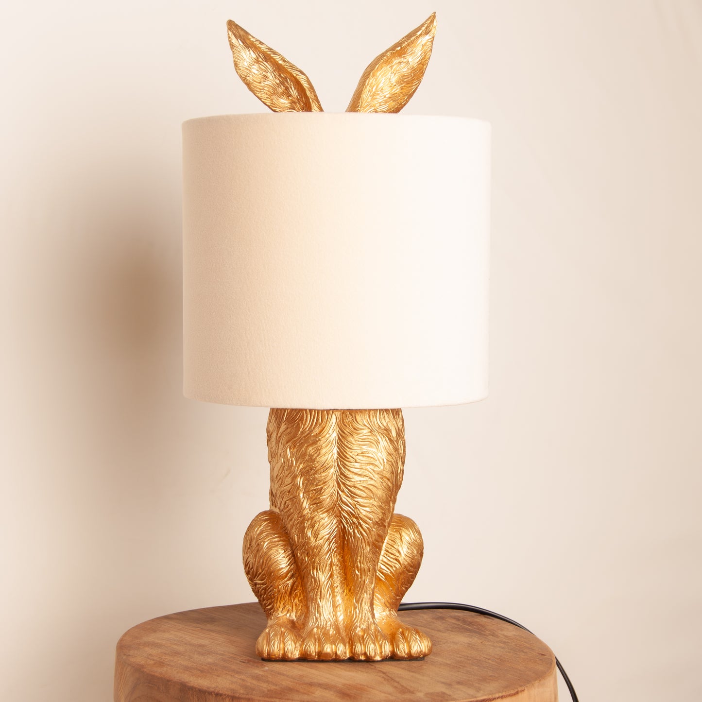 Goudkleurige Crème-Witte Konijnenlamp – Speelse Elegantie met een Luxe Touch